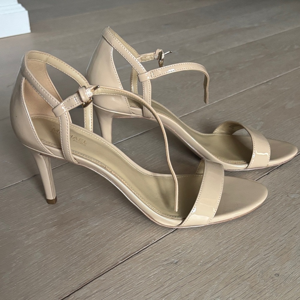 Nude patent leather shoes by Micheal Kors